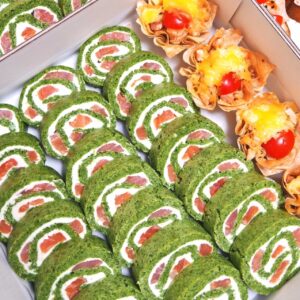 Шпинатный рулет с творожным сыром